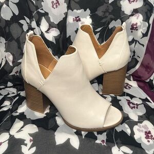 Versona Chelsea & Zoe Elegant Cream Peep-Toe Ankle Boots